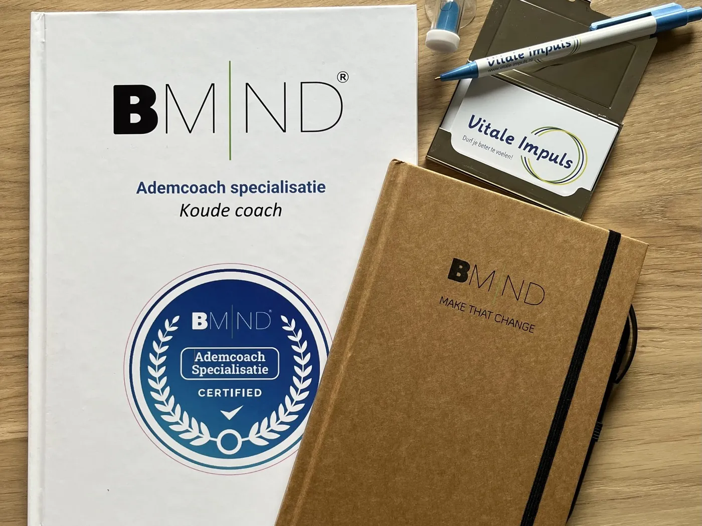 Certificaatboek van de B-Mind ademcoach- en koudecoachopleiding, met werkboek en visitekaartjes van Vitale Impuls