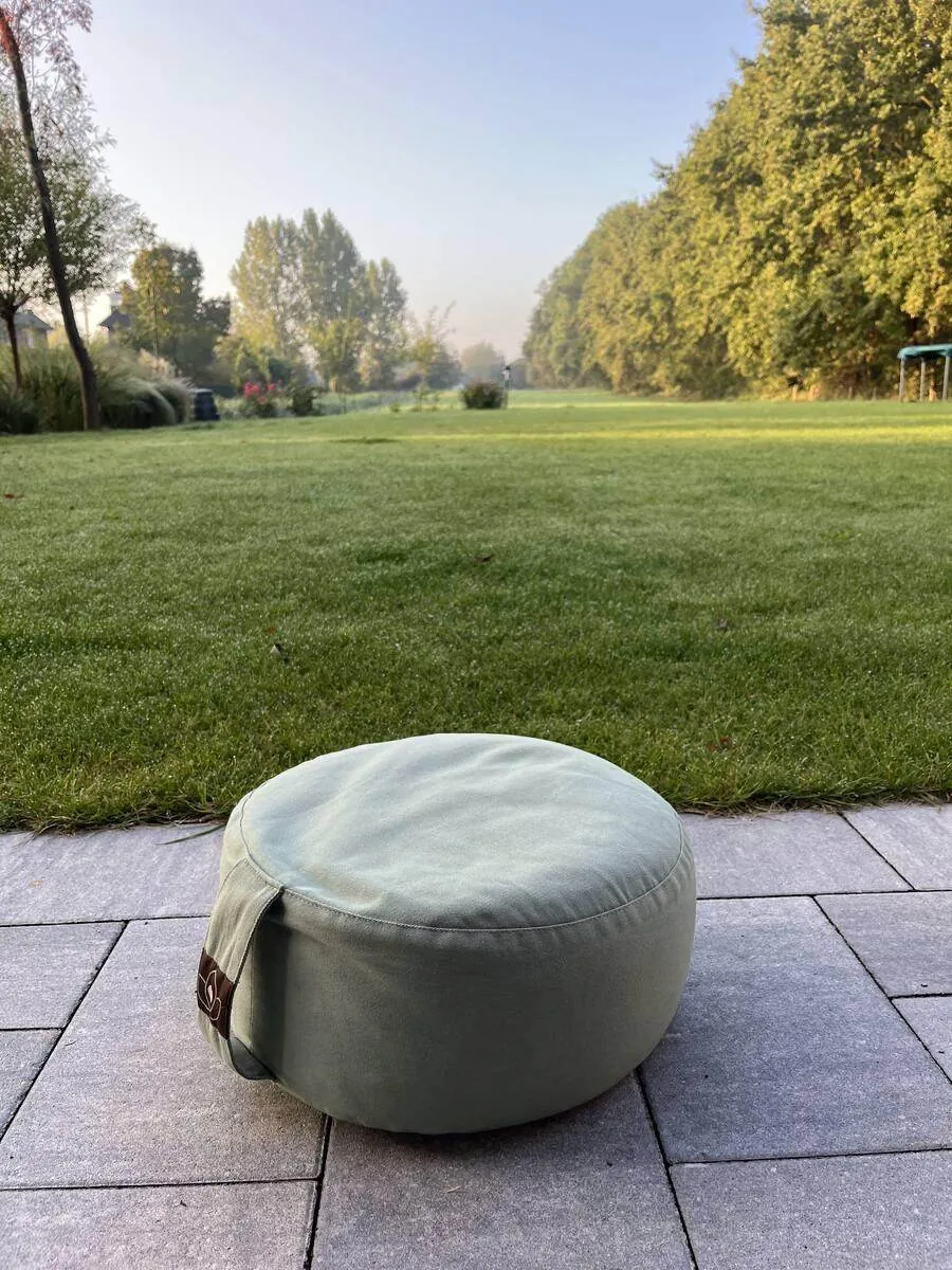 Meditatiekussen op een terras in de vroege ochtend