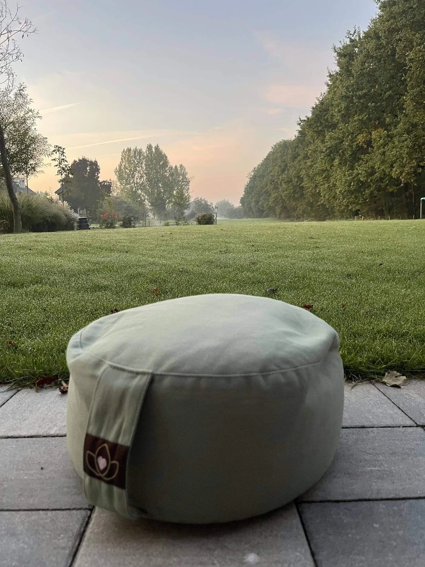 Meditatiekussen aan de rand van een park bij zonsopkomst