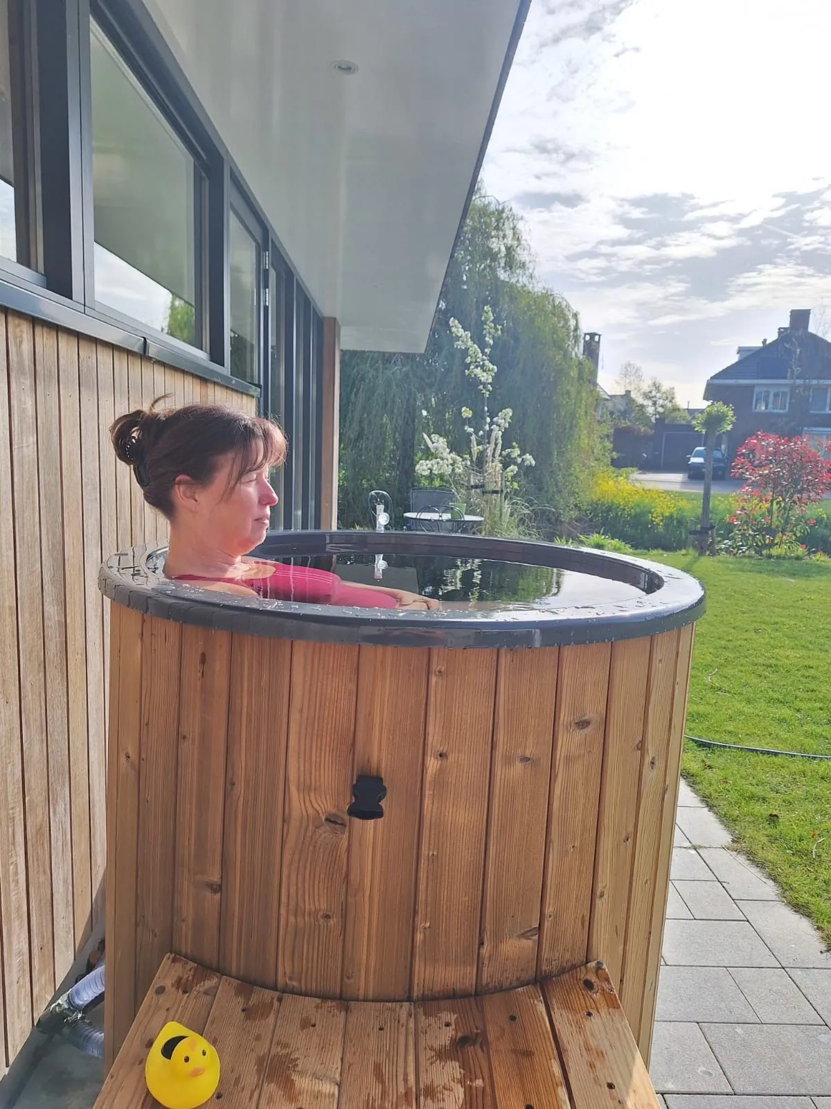 Rinda Verspui in het ijsbad in de tuin