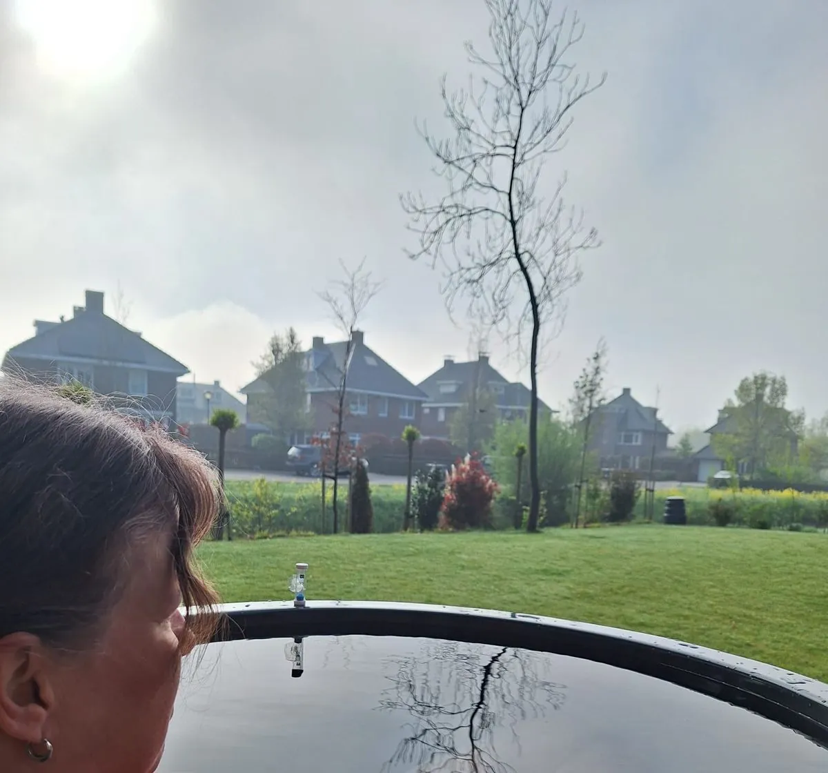 Uitzicht over het veld vanuit het ijsbad, met Rinda op de voorgrond