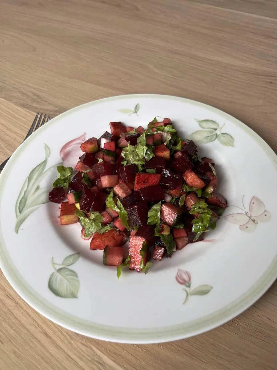 Bord met verse salade van aardbei en tomaat